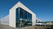 AVL Woningbouw Loods, industriebouw, kantoor - Voorgevel in architectonisch beton. Ter plaatse gestort met Viewmix van Inter Beton in een Bimet bekisting van Cometal